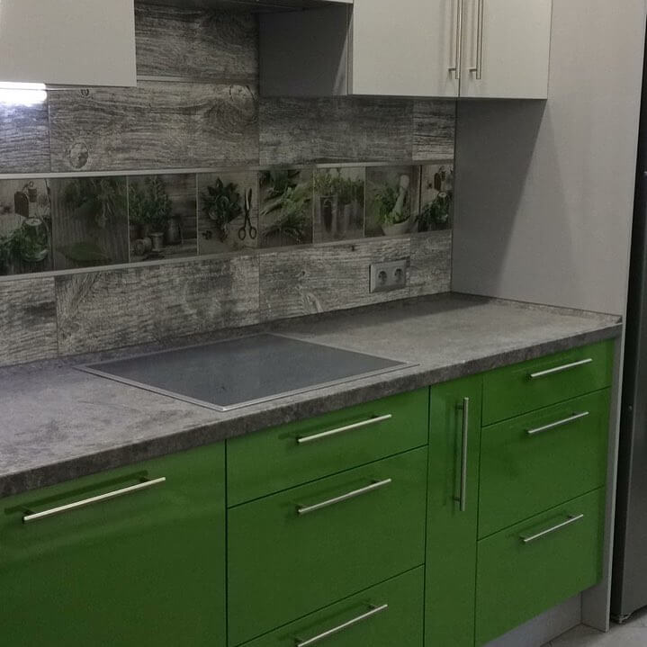 Фото зеленой кухни, с интерьером градаций серого цвета