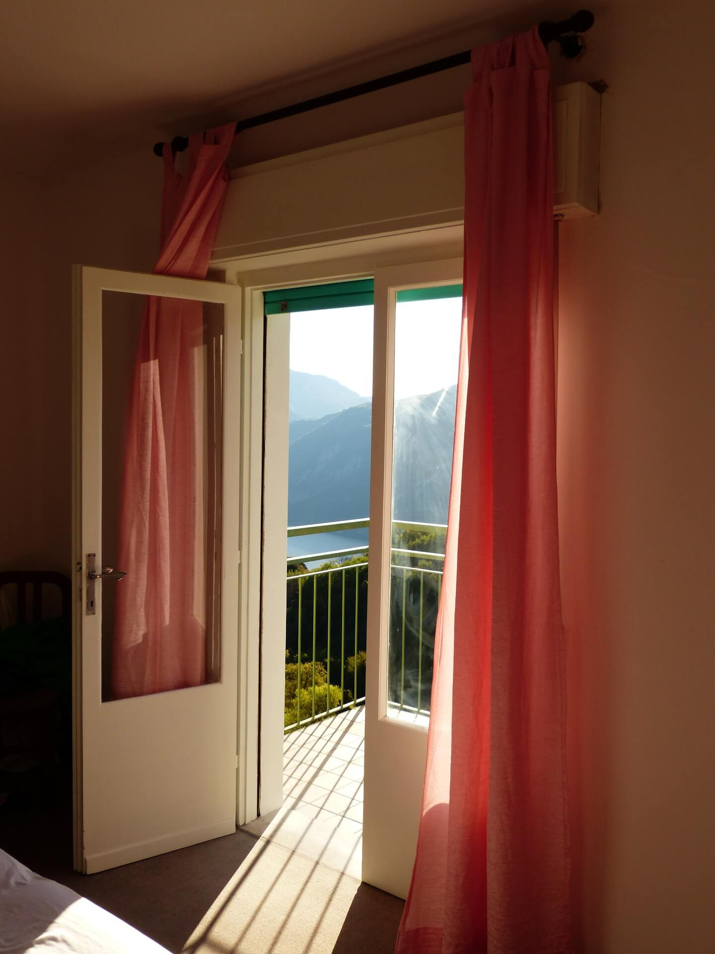 Розовые шторы в бежевую спальню