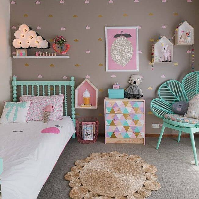 Серая детская спальня с мятной мебелью