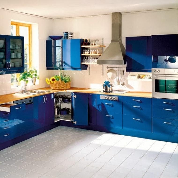 Синяя кухня с бежевой стеной