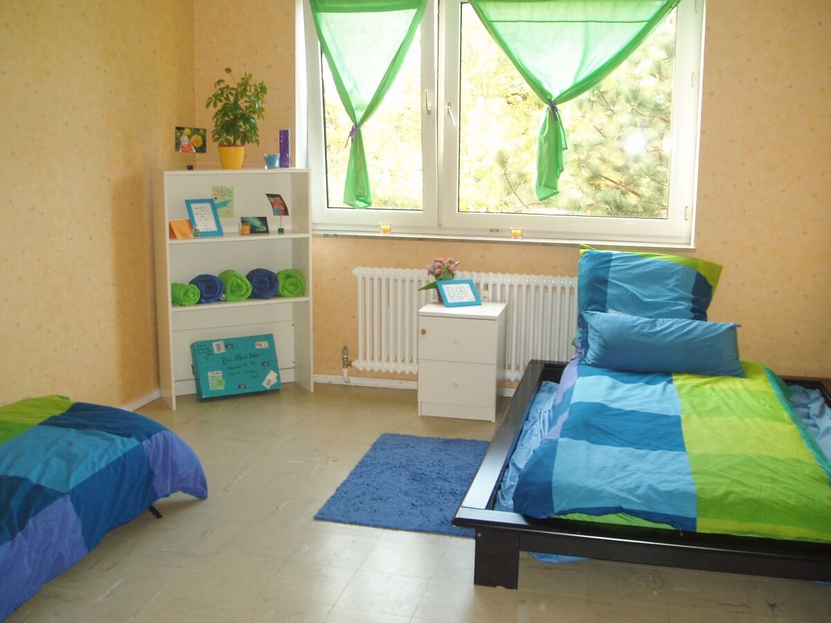 спальня с сине-зеленым текстилем