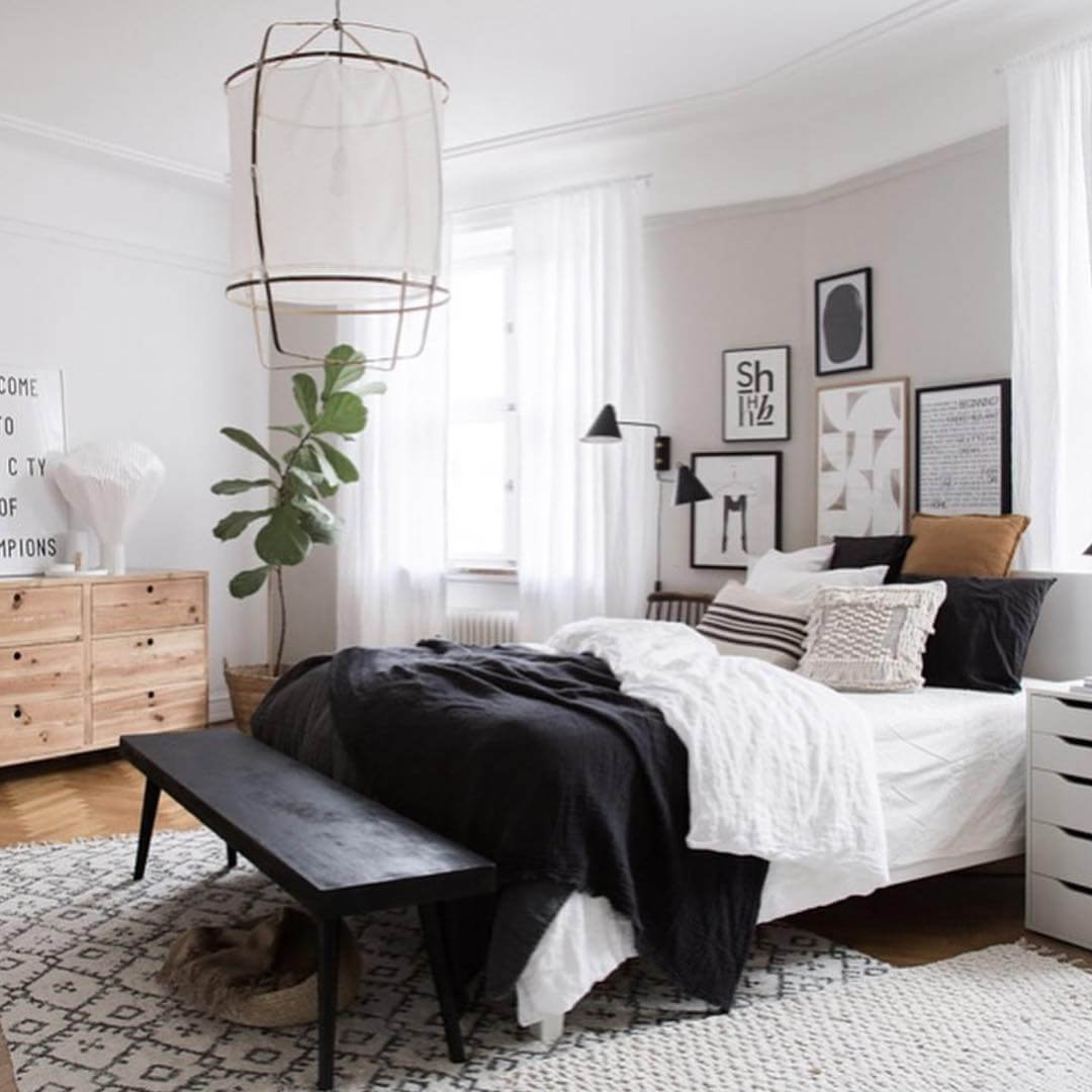 Светлая современная спальня в скандинавском стиле