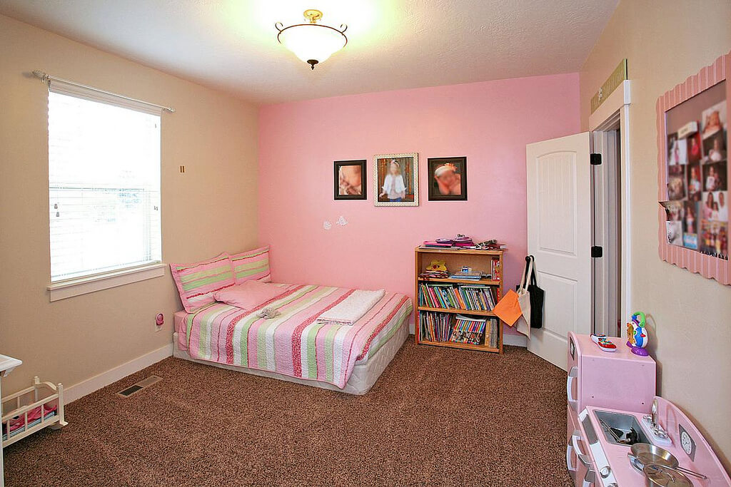 Уютная бежево-розовая спальня