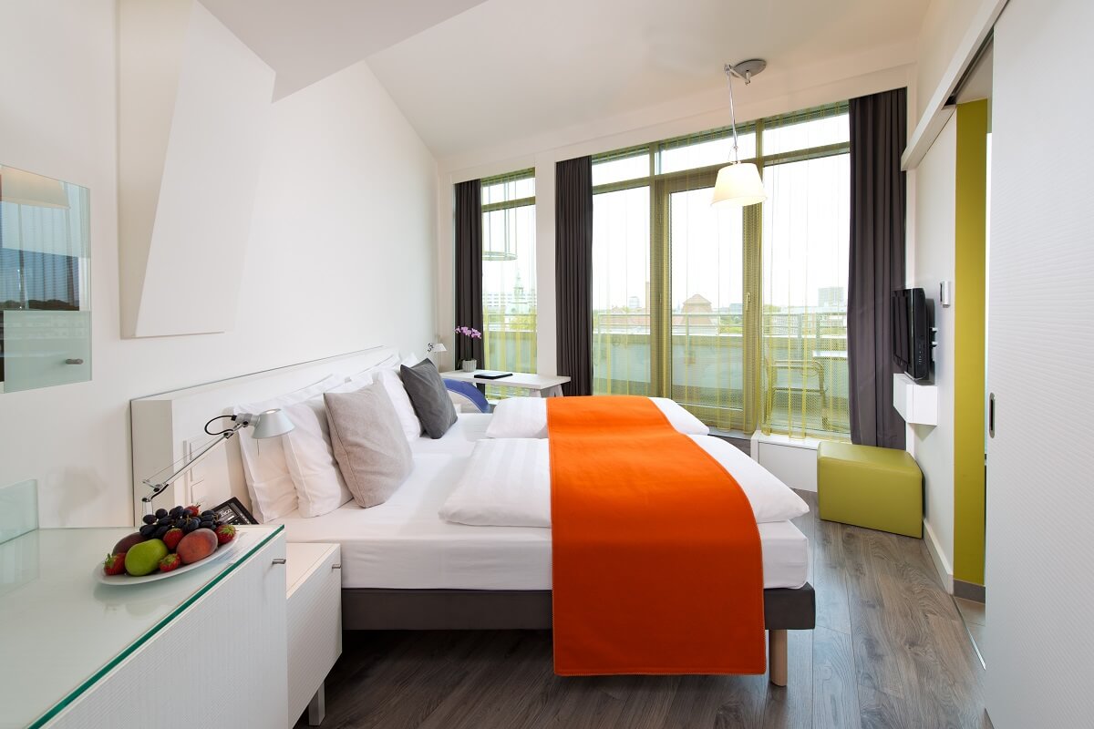 Зеленый и оранжевый в интерьере спальни