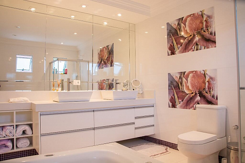 Ванная комната в светлых тонах  — оформление стильного и практичного дизайна